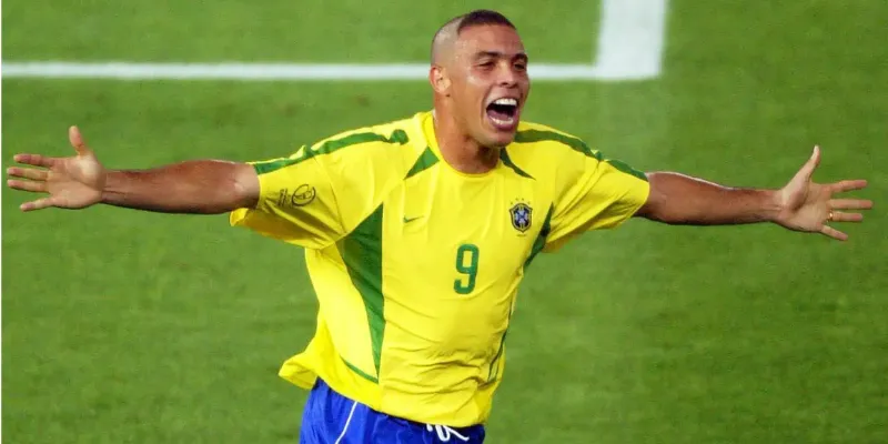 Tiểu Sử Ronaldo Béo: Sự nghiệp bóng đá chuyên nghiệp