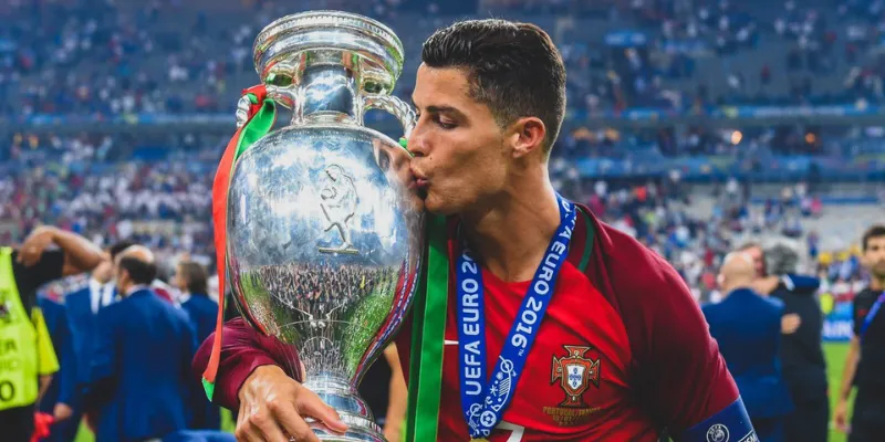 Tiểu sử cầu thủ Ronaldo: Sự Nghiệp Rực Rỡ Tại Manchester United