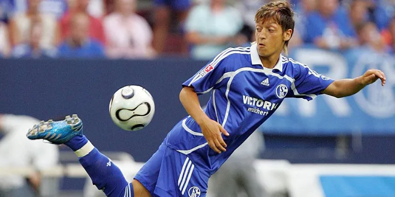Tiểu Sử Ozil: Thời thơ ấu và bước đầu sự nghiệp